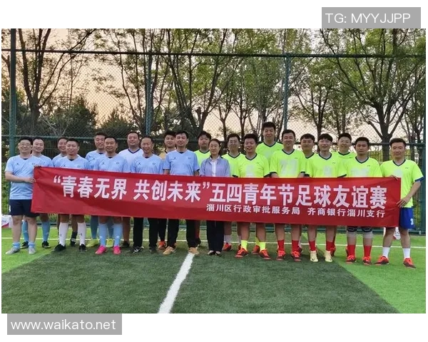 两位足球巨星同框合影展现赛场之外的友谊与风采 两位足球巨星同框合影展现赛场之外的友谊与风采