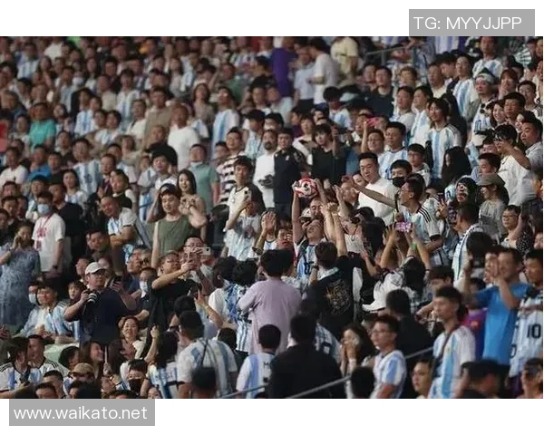 足球明星被球迷热情拥抱瞬间被拍下引发热议视频曝光 足球明星被球迷热情拥抱瞬间被拍下引发热议视频曝光